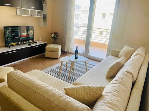 TV and multimedia, Kitchen or kitchenette, Living room, Seating area, Dining area