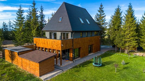 Property building, Day, Natural landscape, Garden, Garden view