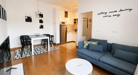 Kitchen or kitchenette, Living room, Seating area, Dining area