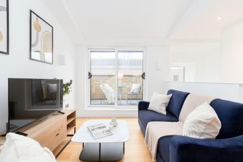 TV and multimedia, Living room, Seating area, Evening entertainment