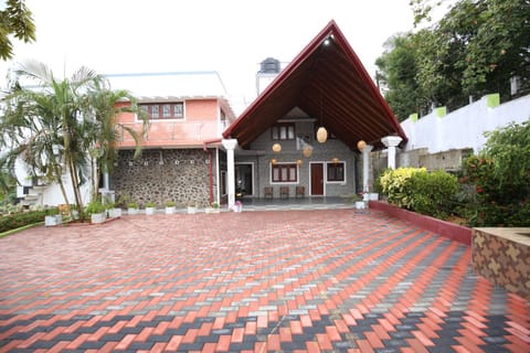 Property building, Garden, Garden view, Parking