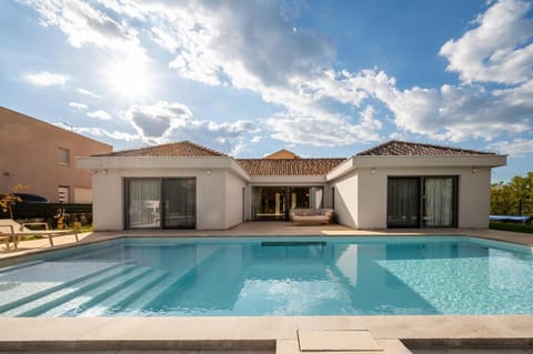 Property building, Day, Pool view, Swimming pool, sunbed