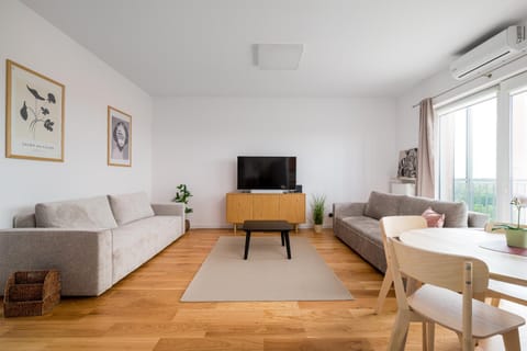 TV and multimedia, Living room, Seating area, Dining area, Evening entertainment