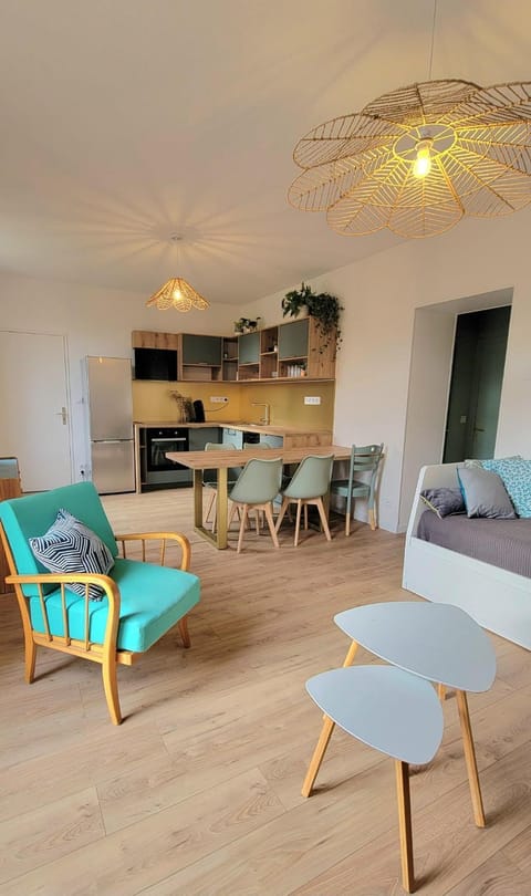 Kitchen or kitchenette, Living room, Seating area, Dining area