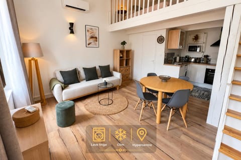 Kitchen or kitchenette, Living room, Seating area, Dining area