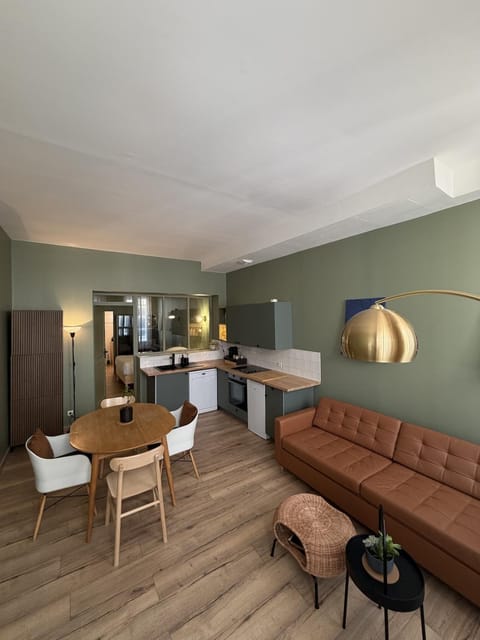 Kitchen or kitchenette, Living room, Seating area, oven, pet friendly