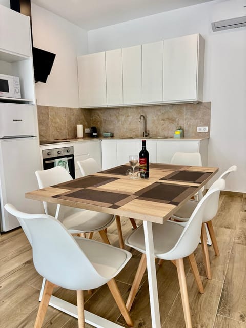 Kitchen or kitchenette, Dining area, oven