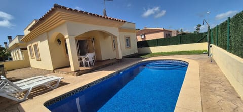 Property building, Patio, Day, Pool view, Swimming pool, sunbed