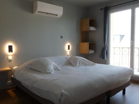 Bed, Bedroom, air conditioner