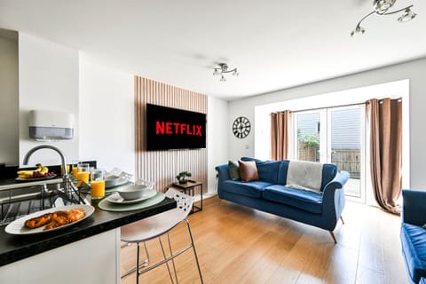 Communal lounge/ TV room, TV and multimedia, Seating area, Dining area