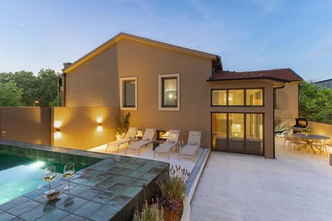 Property building, Natural landscape, Seating area, Dining area, Pool view, Swimming pool, sunbed