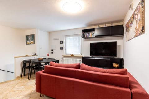 Communal lounge/ TV room, TV and multimedia, Living room, Seating area, Dining area
