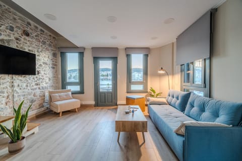 Communal lounge/ TV room, TV and multimedia, Living room, Seating area, Evening entertainment