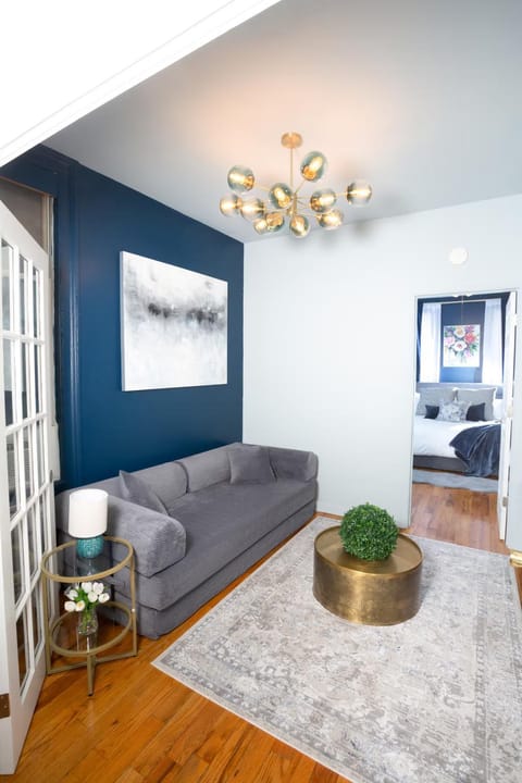 Bed, TV and multimedia, Living room, Photo of the whole room, Seating area, Bedroom