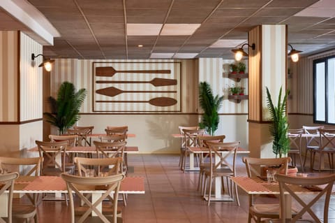 Restaurant/places to eat, Living room, Seating area