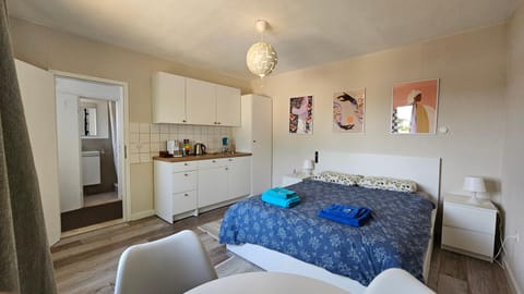 Bed, Kitchen or kitchenette