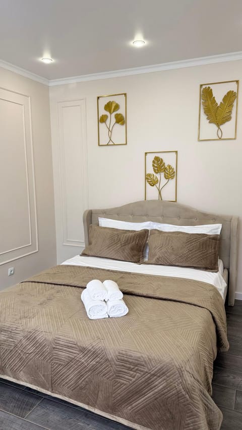 Bed, Bedroom, towels