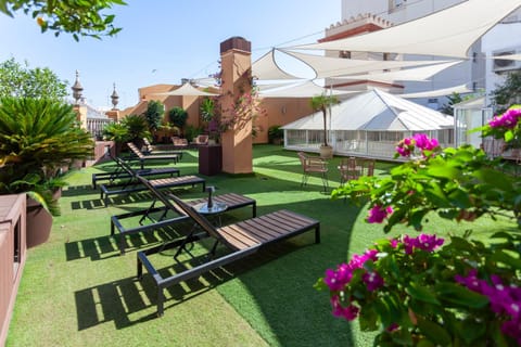 Property building, Garden, Balcony/Terrace, sunbed