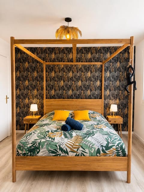 Bed, Photo of the whole room, Bedroom