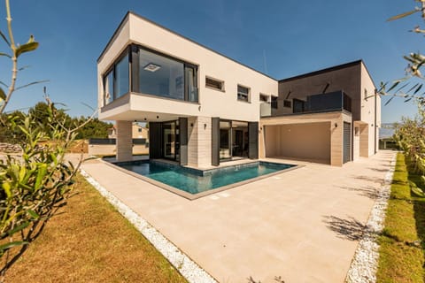 Shower, Property building, Patio, Facade/entrance, Garden, View (from property/room), Balcony/Terrace, Area and facilities, Swimming pool