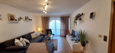 TV and multimedia, Living room, Seating area, Evening entertainment