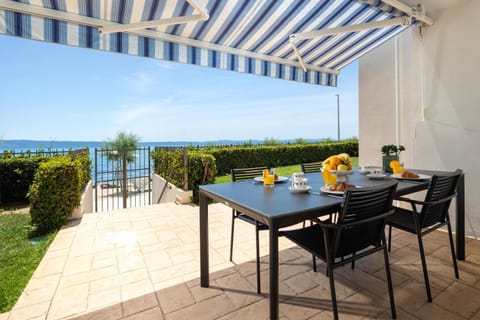 View (from property/room), Balcony/Terrace, Dining area, Garden view, Sea view