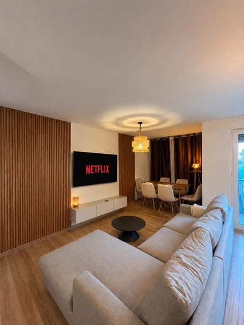 TV and multimedia, Living room, Photo of the whole room, Seating area
