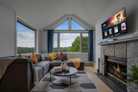 Communal lounge/ TV room, Natural landscape, TV and multimedia, Living room, Seating area, Evening entertainment, Mountain view