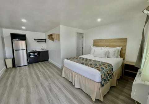 Kitchen or kitchenette, Photo of the whole room, Bedroom, microwave, air conditioner