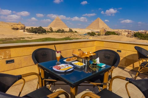 Patio, Restaurant/places to eat, Day, View (from property/room), Balcony/Terrace, Food and drinks, Seating area, Dining area, Food