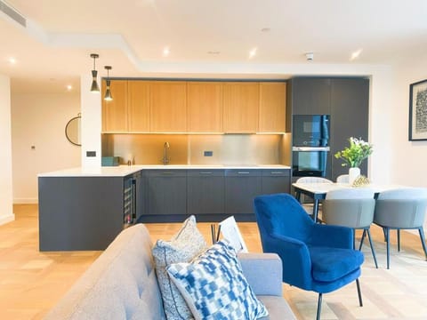 Kitchen or kitchenette, Living room, Seating area, Dining area, minibar