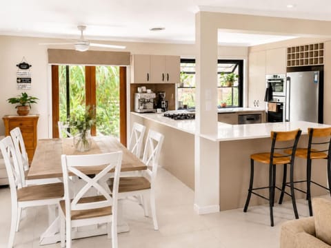 Coffee/tea facilities, Kitchen or kitchenette, Seating area, Dining area, dishwasher, minibar, oven, pet friendly, stove, toaster