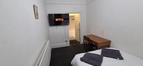 Bed, TV and multimedia, Photo of the whole room