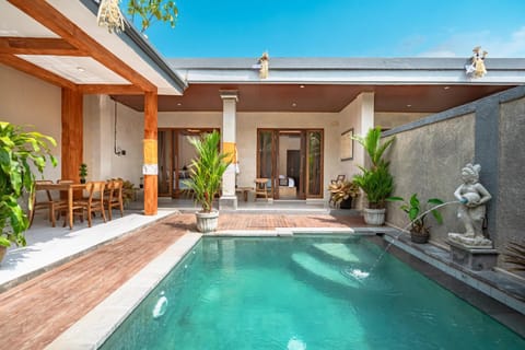 Property building, Balcony/Terrace, Balcony/Terrace, Dining area, Swimming pool, Swimming pool