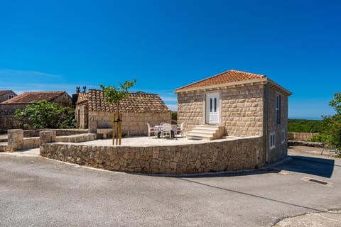 Property building, Day, Natural landscape, Landmark view