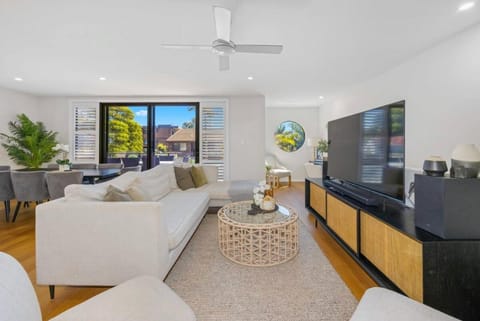 TV and multimedia, Balcony/Terrace, Living room, Seating area, Dining area