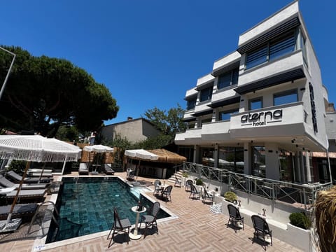 Property building, Patio, Day, Pool view, Swimming pool, Swimming pool, Parking, sunbed