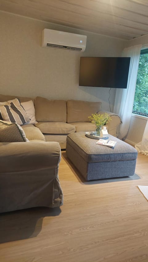 Communal lounge/ TV room, TV and multimedia, Living room, Seating area, air conditioner