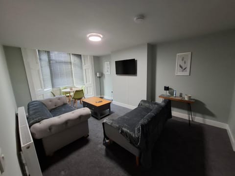 TV and multimedia, Living room, Photo of the whole room, Decorative detail, Seating area, furniture