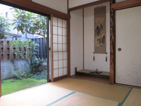 Photo of the whole room, Garden view