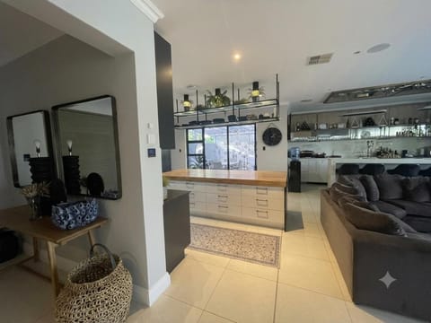 Kitchen or kitchenette, Lounge or bar