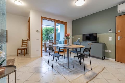 Communal lounge/ TV room, TV and multimedia, Kitchen or kitchenette, Living room, Seating area, Dining area, air conditioner