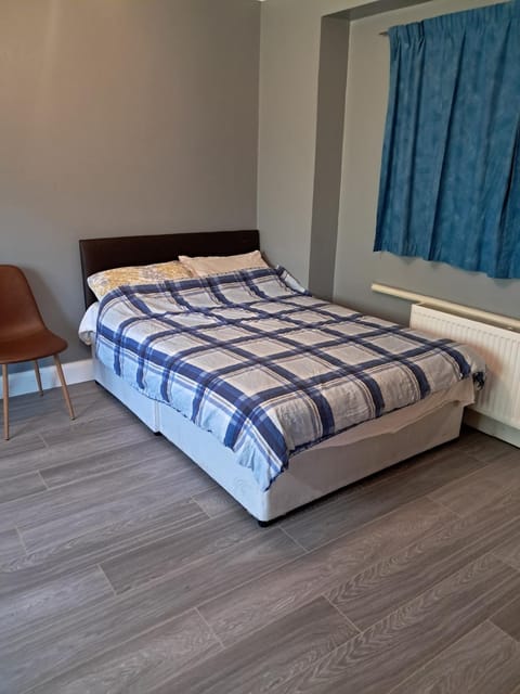 Bed, Photo of the whole room, Seating area, Bedroom, heating