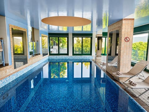 Swimming pool, sunbed
