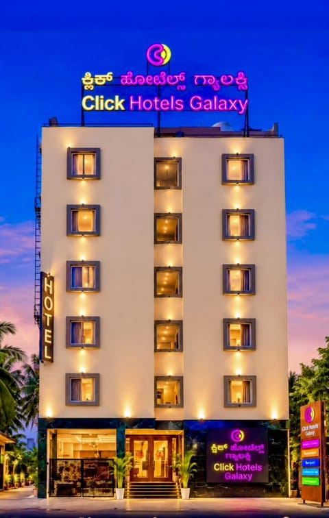 Property building, Facade/entrance, Property logo or sign, Logo/Certificate/Sign, City view