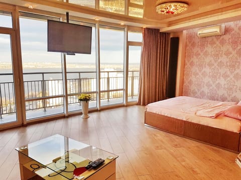 Bed, TV and multimedia, View (from property/room), Photo of the whole room, air conditioner