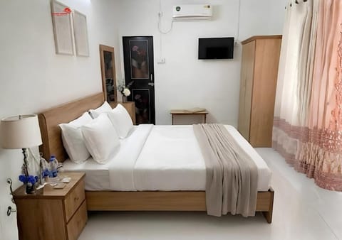 Bed, TV and multimedia, Photo of the whole room, Bedroom, wardrobe, air conditioner