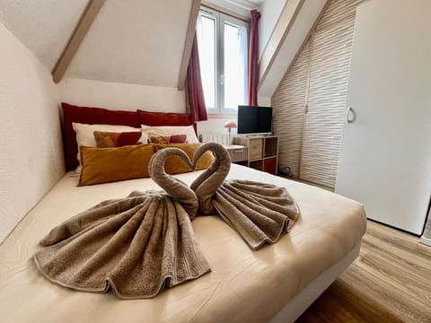 Bed, TV and multimedia, Photo of the whole room, Bedroom, towels