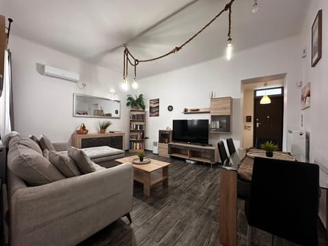 TV and multimedia, Living room, Seating area, Dining area