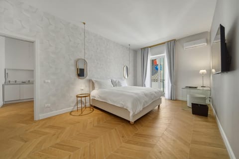 Bed, TV and multimedia, Photo of the whole room, Bedroom